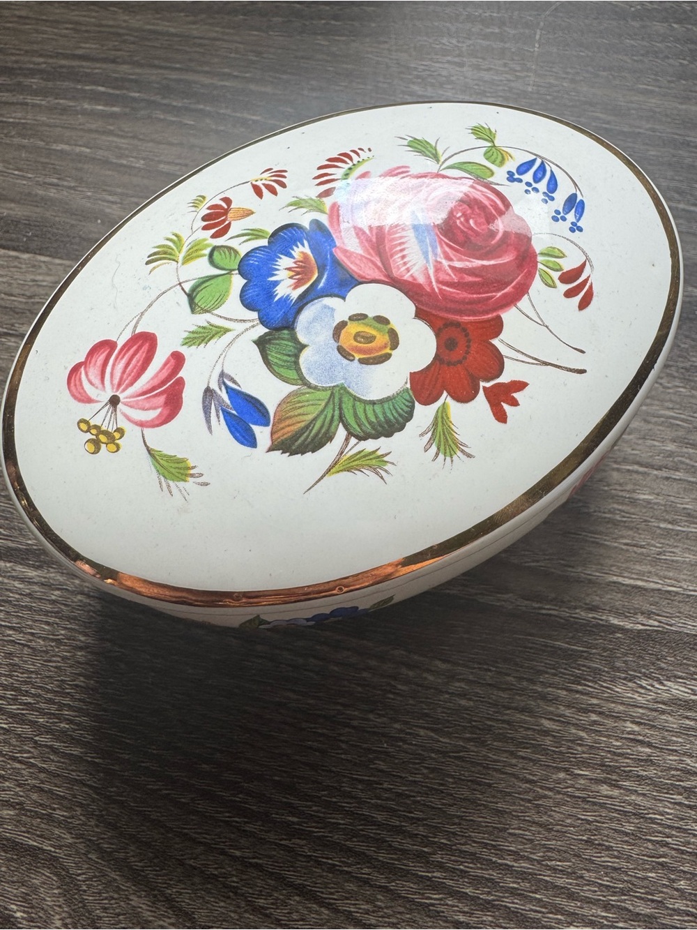 Vintage porcelain egg-shaped trinket box. The Royal Worcester Group 1958-1976